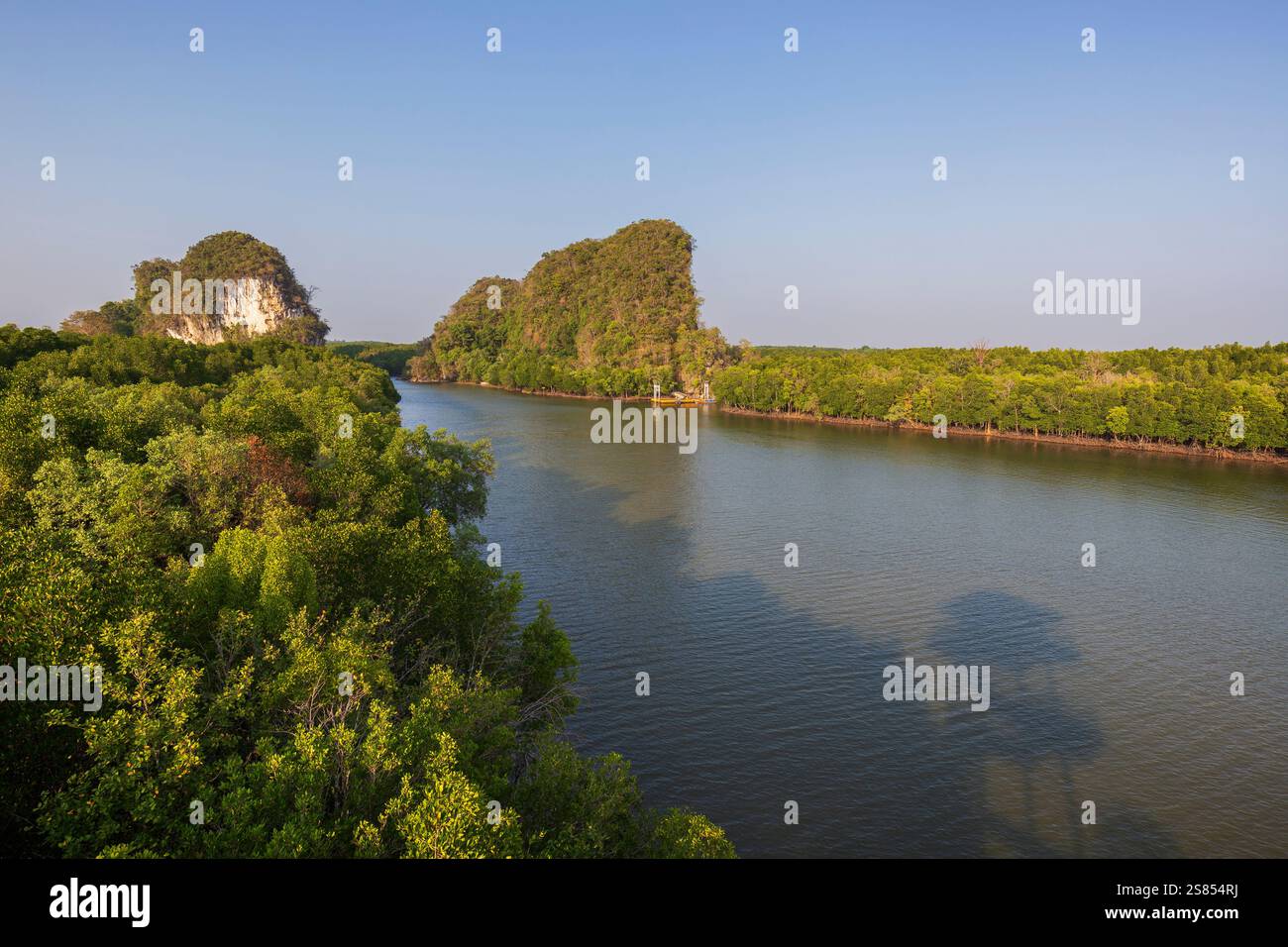 Khao Kanab Nam, le due famose montagne gemelle di pietra calcarea e le foreste di mangrovie lungo il fiume Krabi nella città di Krabi, Thailandia, viste dall'alto. Foto Stock