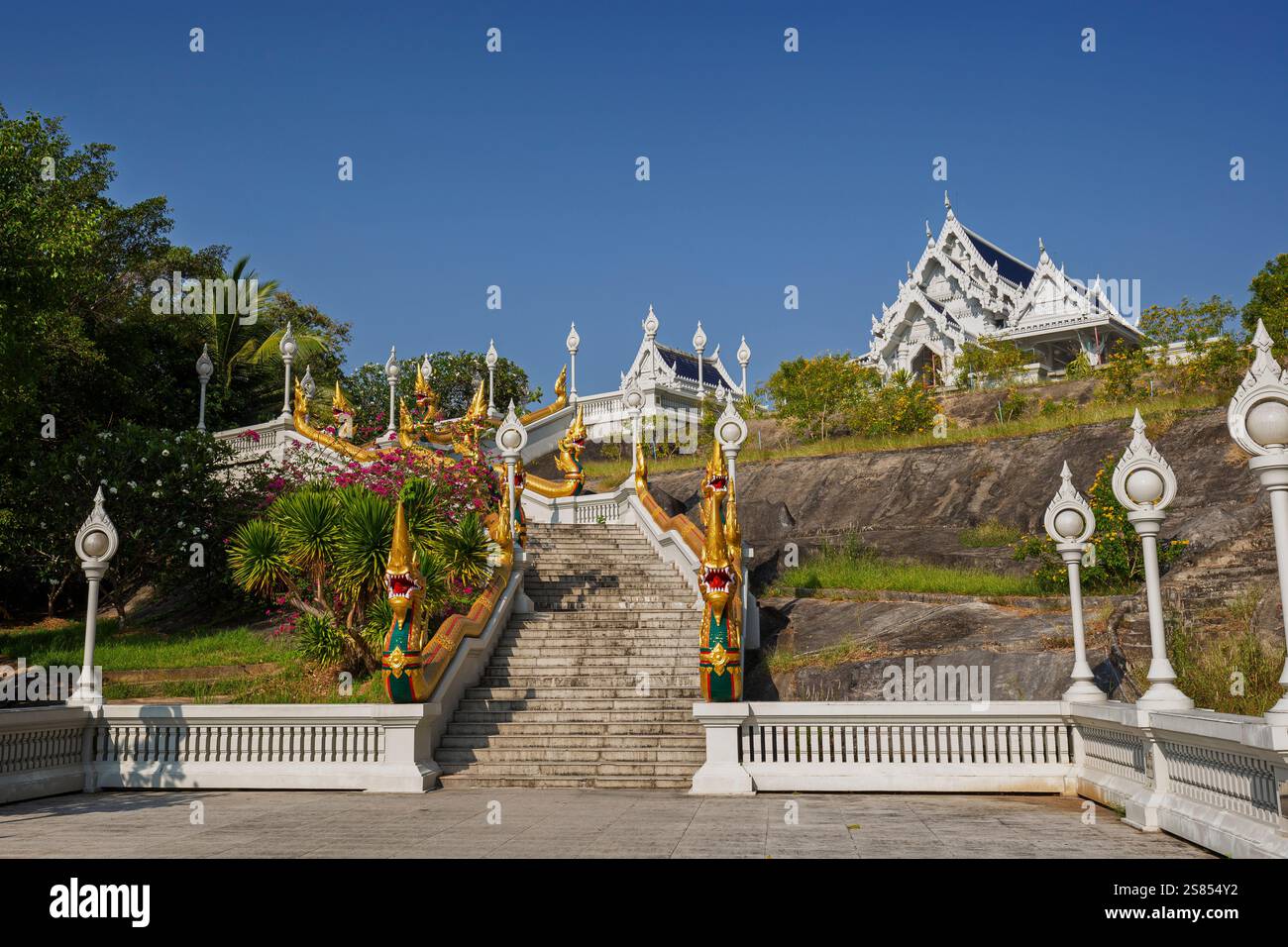 Scale decorative con sculture naga per il tempio Wat Kaew Korawararam (Korawaram) nella città di Krabi, Thailandia, in una mattinata di sole. Foto Stock