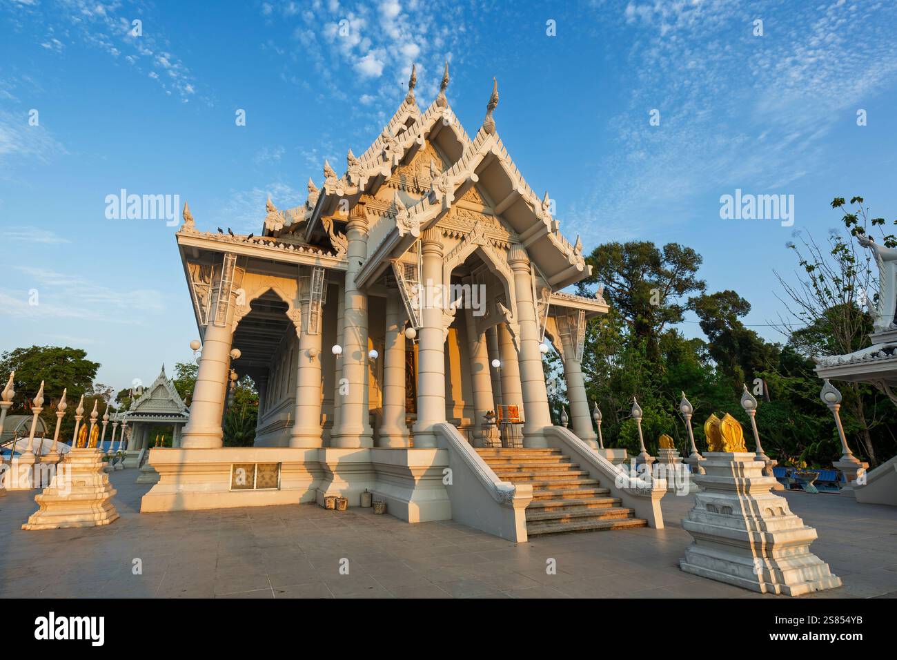 Esterno dell'ornato tempio Wat Kaew Korawararam (Korawaram) nella città di Krabi, Thailandia, in una mattinata di sole. Foto Stock