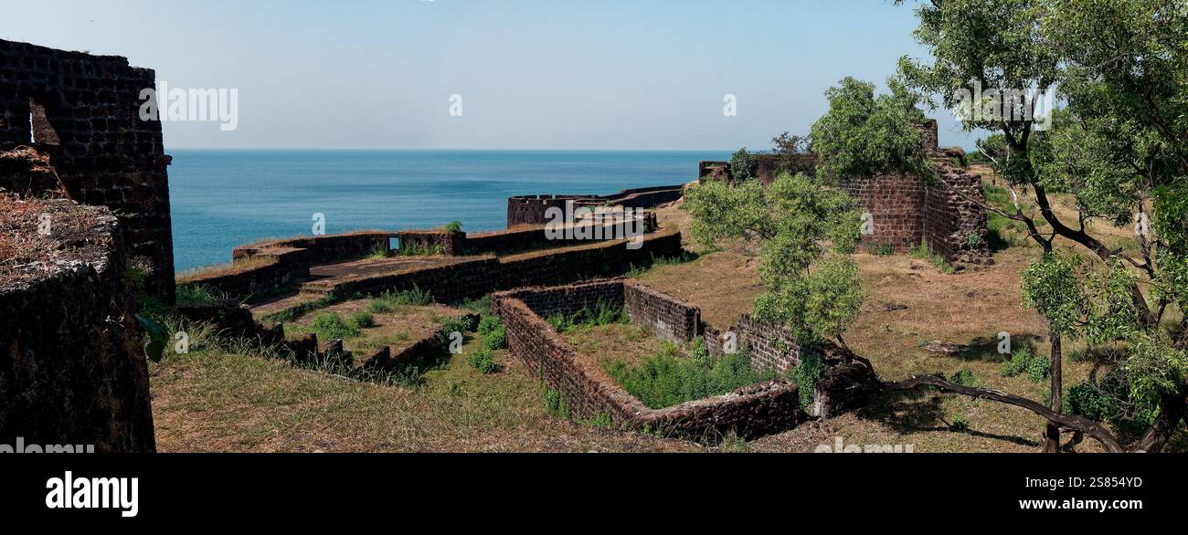 I forti di Vijaydurga rovinano un forte costiero circondato dal Mar Arabico su tre lati dello stato Maharashtra India Foto Stock