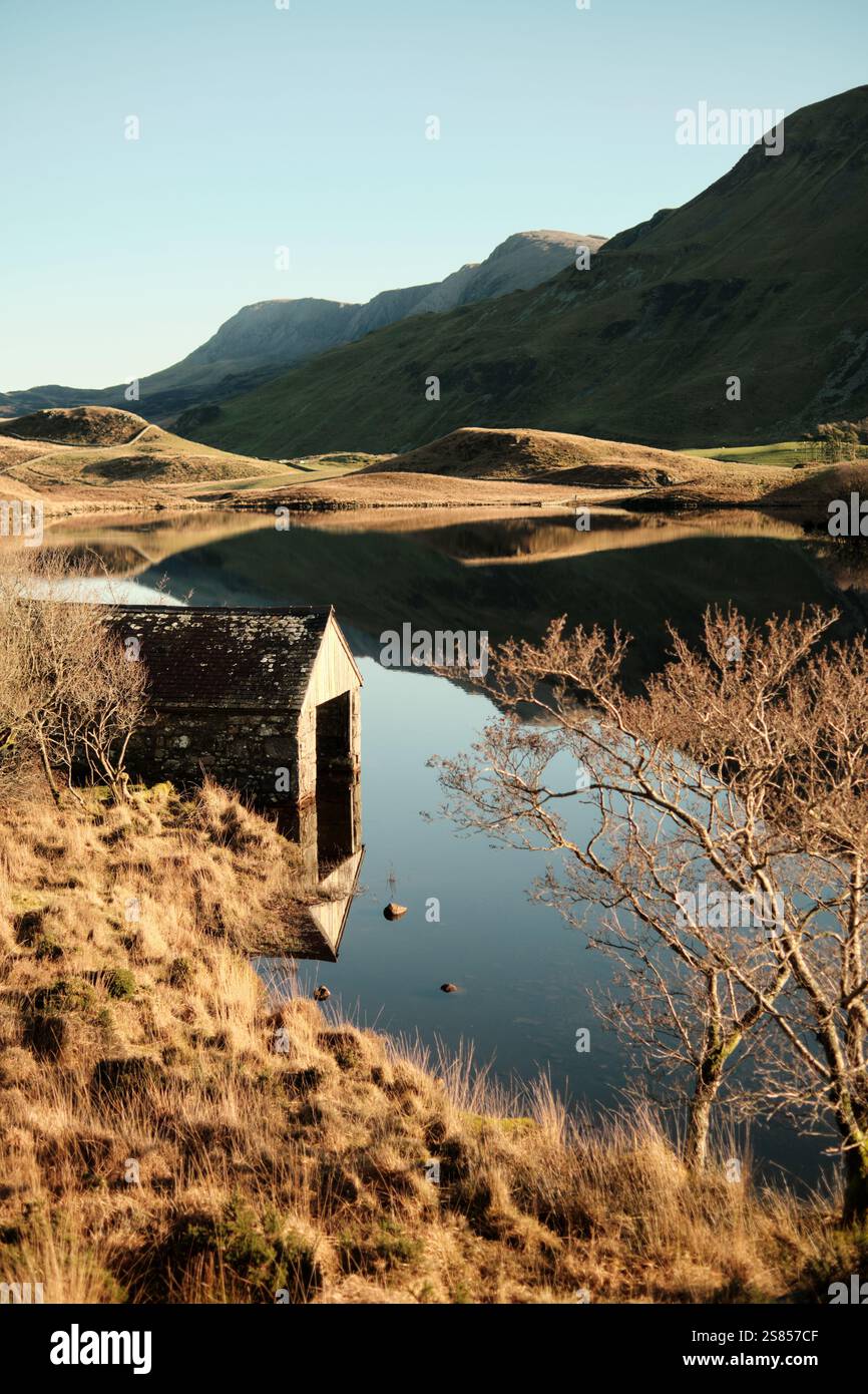 Una casa di barche si trova sul bordo dei laghi Cregennan, o Llynnau Cregennan, vicino ad Arthog, Dolgellau nel Galles del Nord con Cadair Idris sullo sfondo Foto Stock
