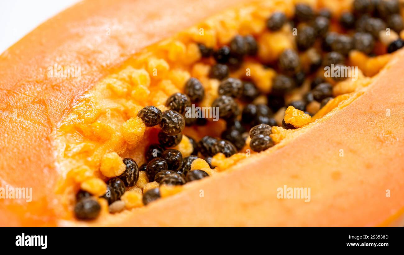 Dettagli esotici: Primo piano di Ripe Papow Seeds e Juicy Flesh. Foto Stock