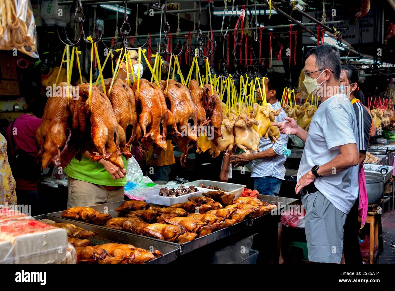 Bangkok, 19 gennaio 2023: Capodanno cinese, anatre arrosto, polli bolliti e altre carni vengono appese ed esposte per l'acquisto da parte dei clienti. Foto Stock