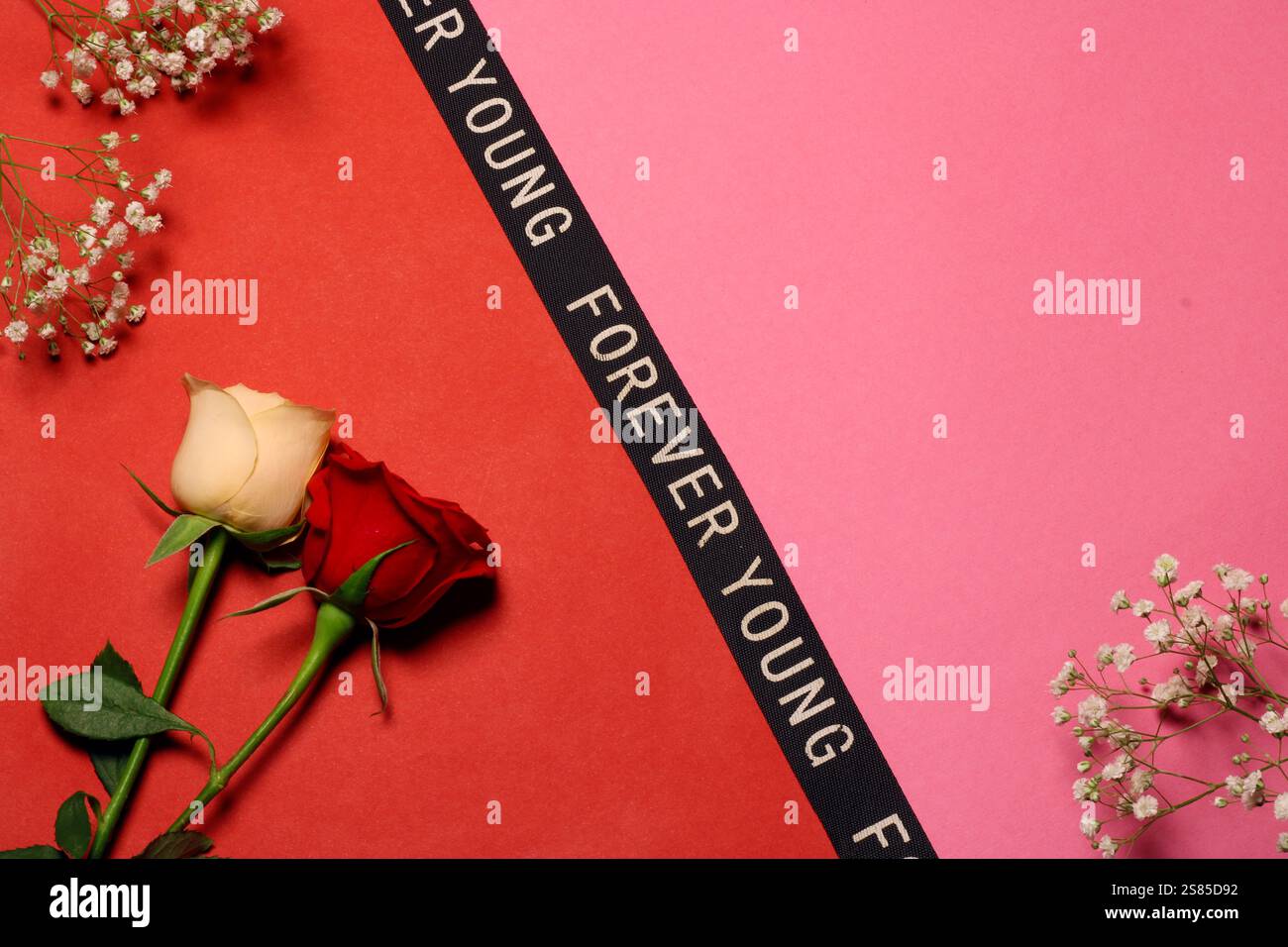 Elegante sfondo floreale con un messaggio senza tempo, perfetto per temi romantici, matrimoni e marchi di lusso. Foto Stock