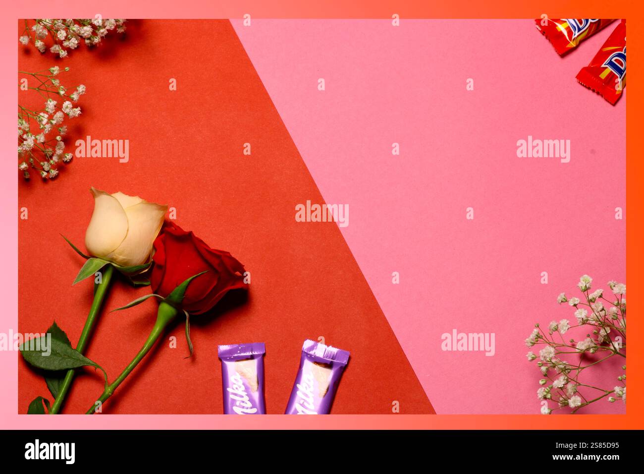Elegante sfondo floreale con un messaggio senza tempo, perfetto per temi romantici, matrimoni e marchi di lusso. Foto Stock