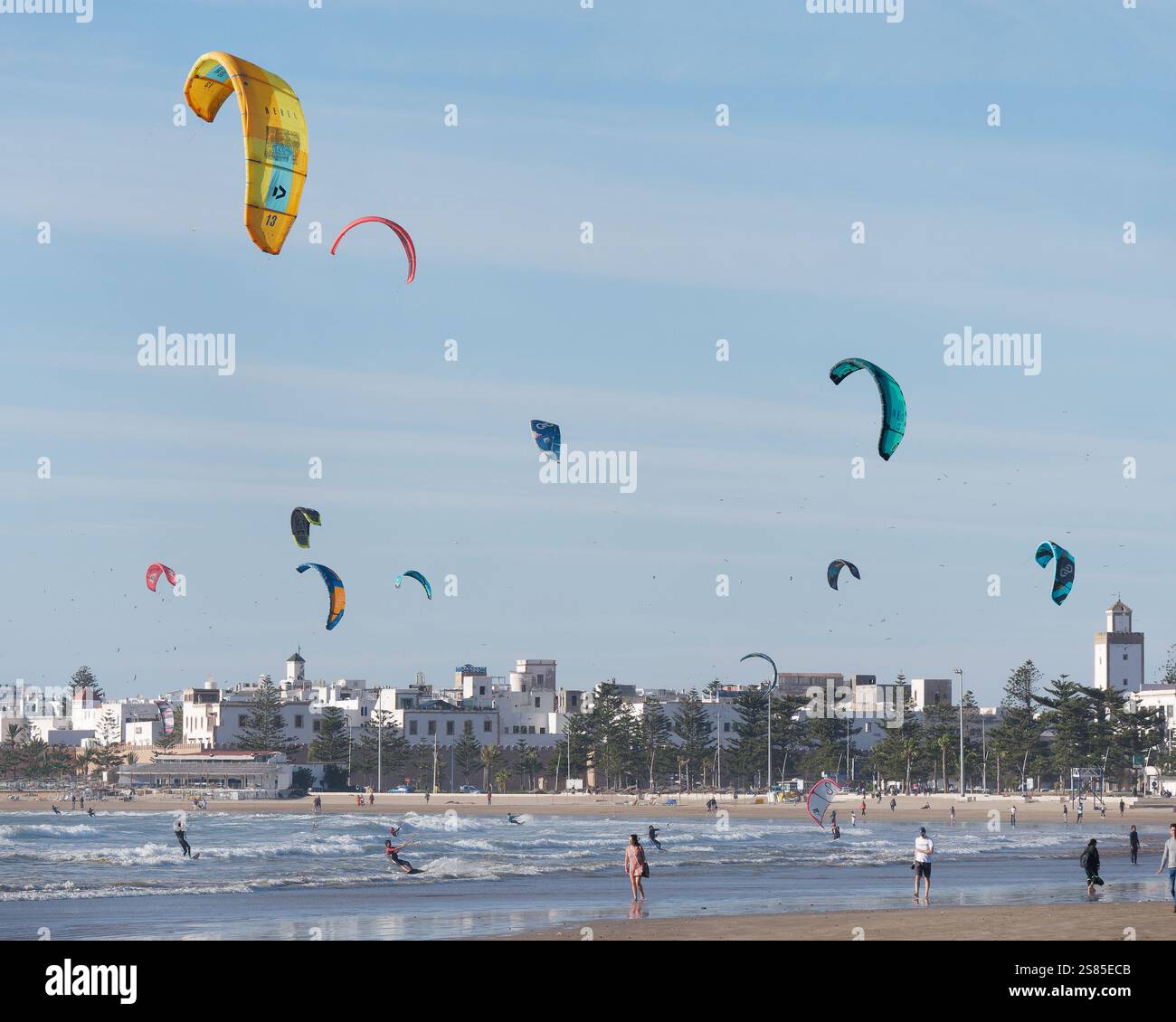 Kite Surfers in mare con la storica Medina alle spalle nella città di Essaouira, in Marocco. 20 gennaio 2025 Foto Stock