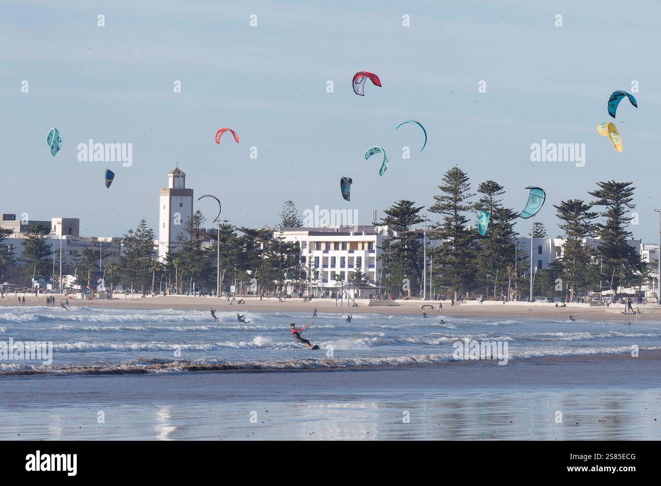 Kite Surfers in mare con la storica Medina alle spalle nella città di Essaouira, in Marocco. 20 gennaio 2025 Foto Stock