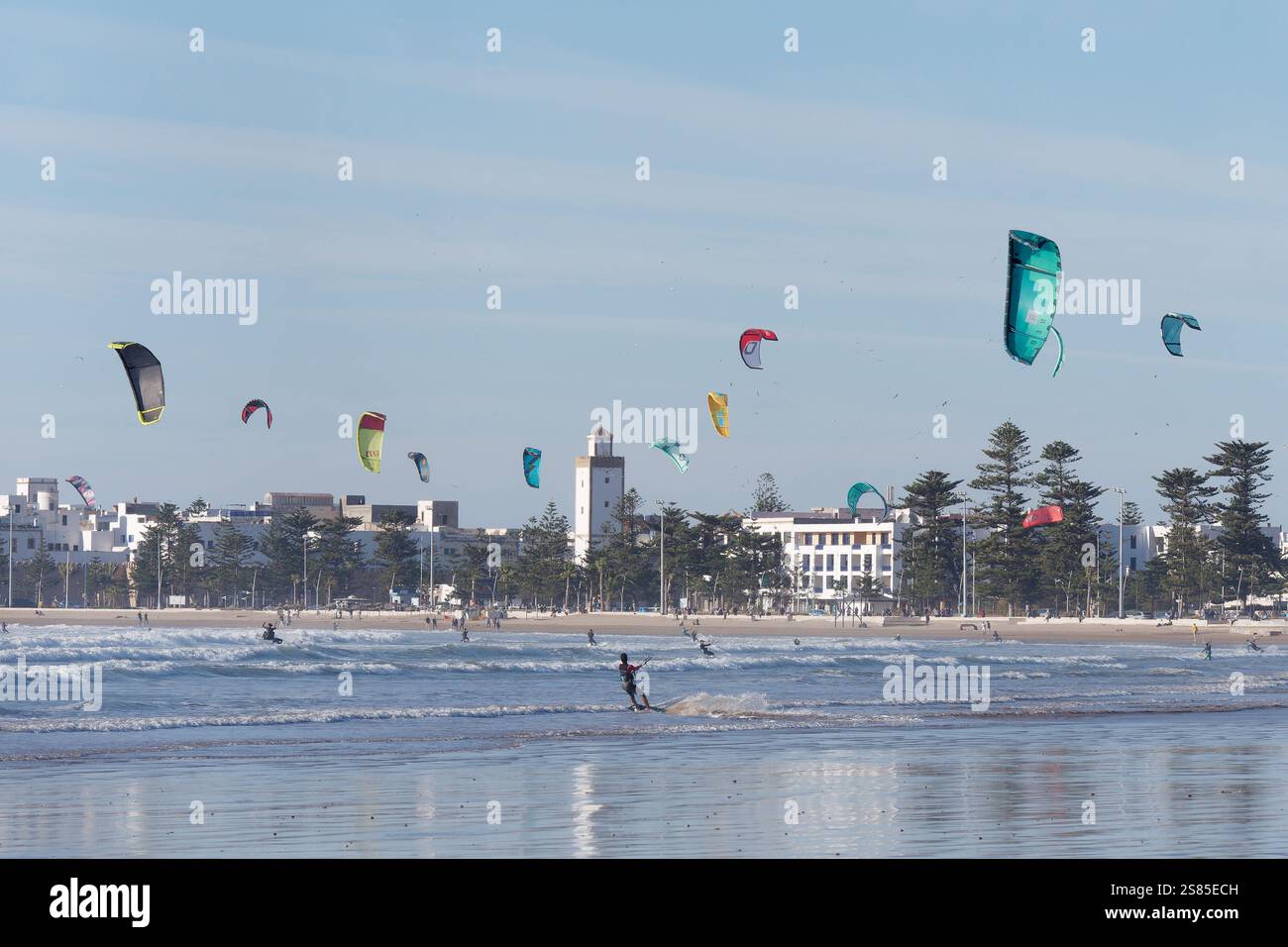 Kite Surfers in mare con la storica Medina alle spalle nella città di Essaouira, in Marocco. 20 gennaio 2025 Foto Stock
