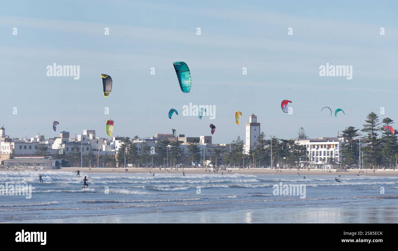 Kite Surfers in mare con la storica Medina alle spalle nella città di Essaouira, in Marocco. 20 gennaio 2025 Foto Stock