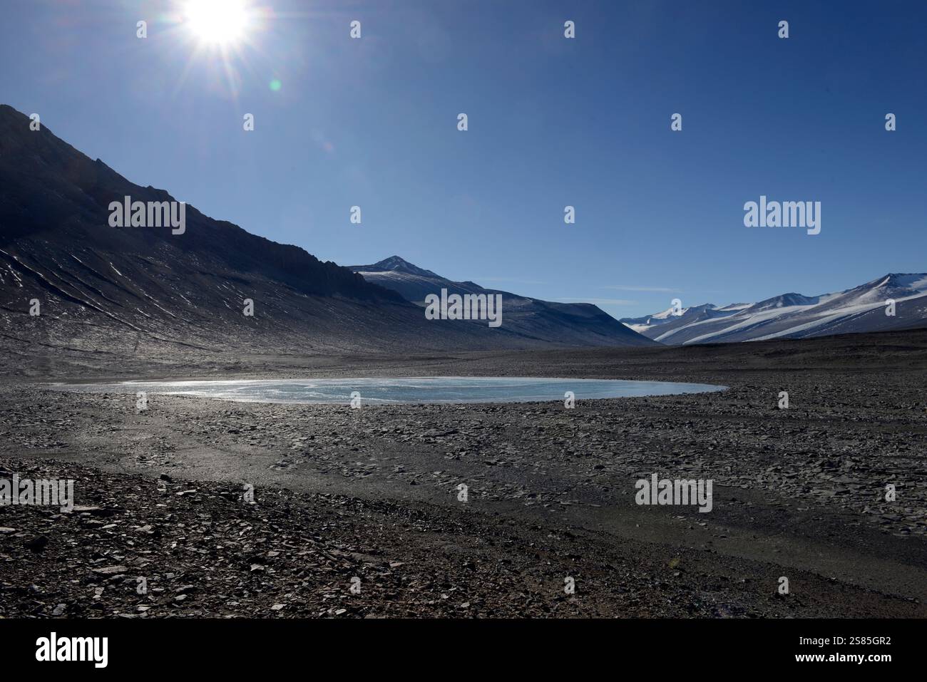 Il lago Bull, Wright Valley, McMurdo Dry Valleys, si trova sul fiume Onyx, il più grande fiume dell'Antartide Foto Stock