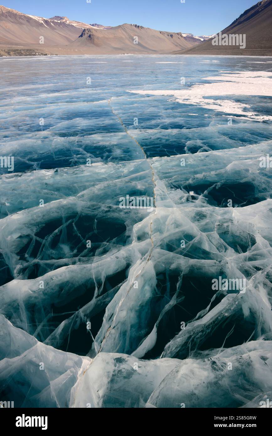 Il ghiaccio puro e limpido che ricopre il lago Vanda, la Wright Valley, è spesso più di quattro metri, con crepe che si estendono su tutta la superficie Foto Stock