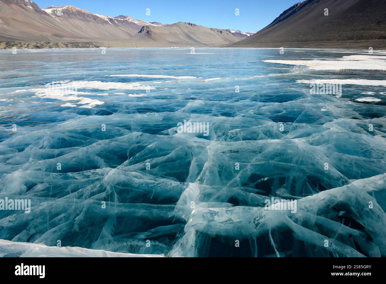 Crepe sul ghiaccio del lago Vanda, Wright Valley, McMurdo Dry Valleys. Il ghiaccio è spesso più di quattro metri. Foto Stock