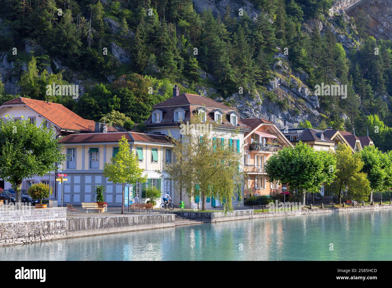 Edifici lungo il fiume Aare, Interlaken, Oberland Bernese, Svizzera Foto Stock