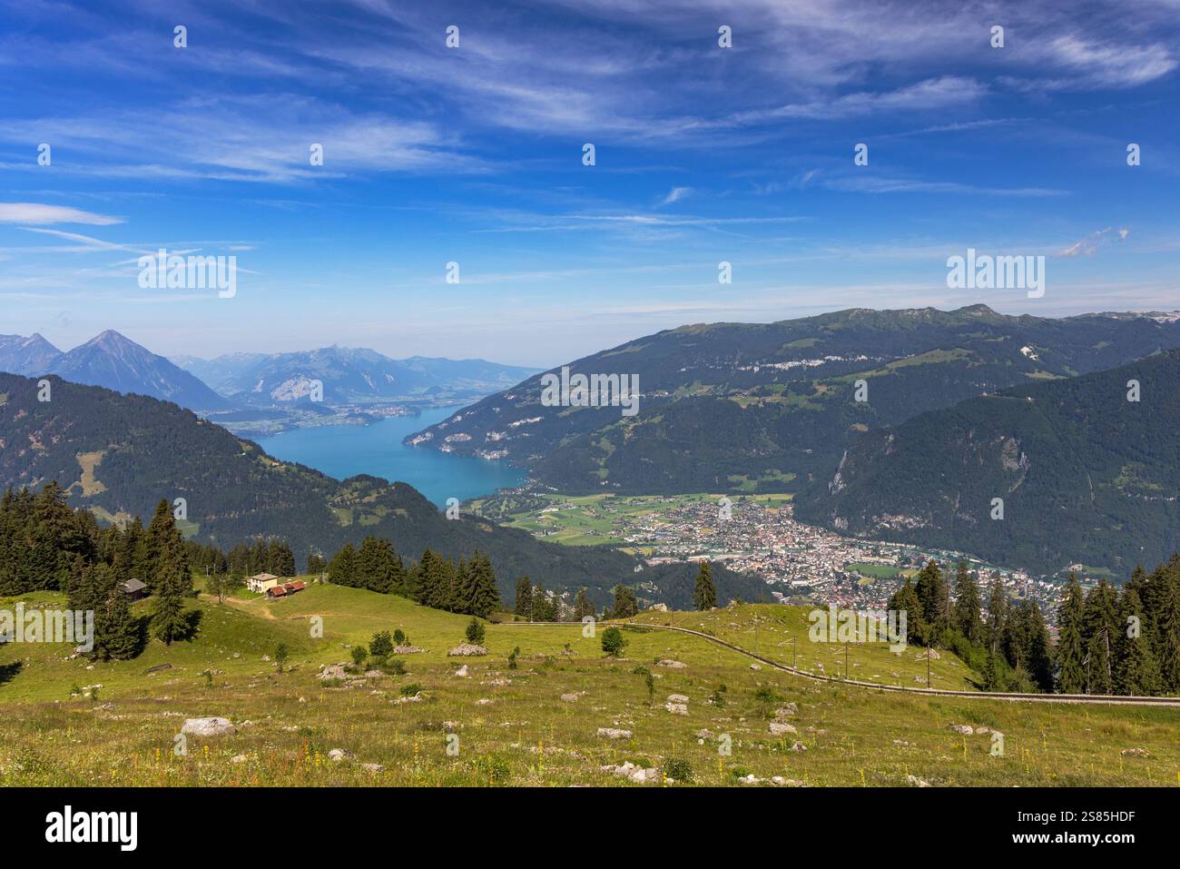 Veduta di Interlaken e del Lago di Thun, Cantone di Berna, Svizzera Foto Stock