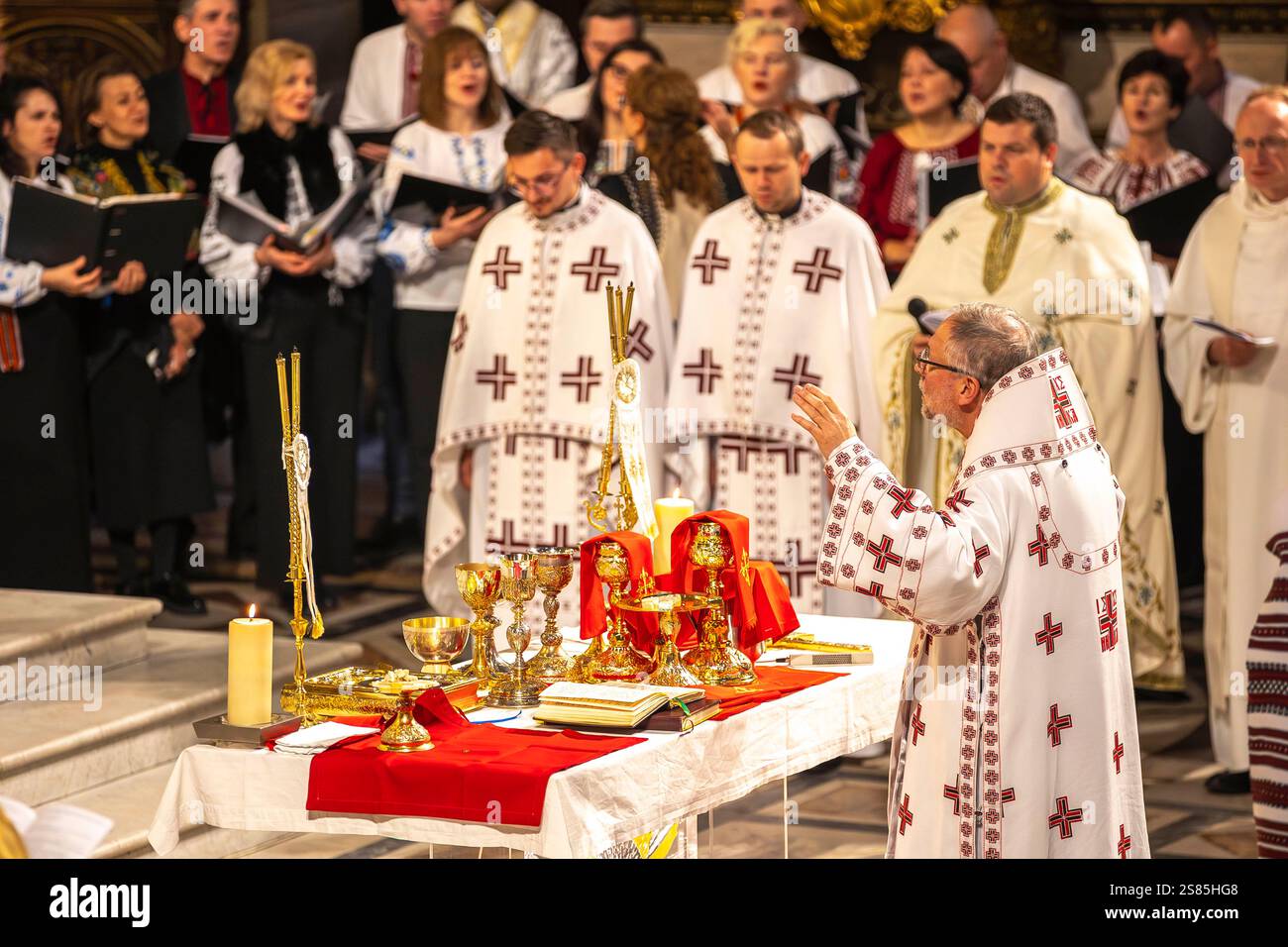 Liturgia commemorativa delle vittime dell'Holodomor (carestia) del 1932-1933 e della guerra russo-Ucraina iniziata nel 2014, Basilica della Madeleine, Parigi, Francia Foto Stock