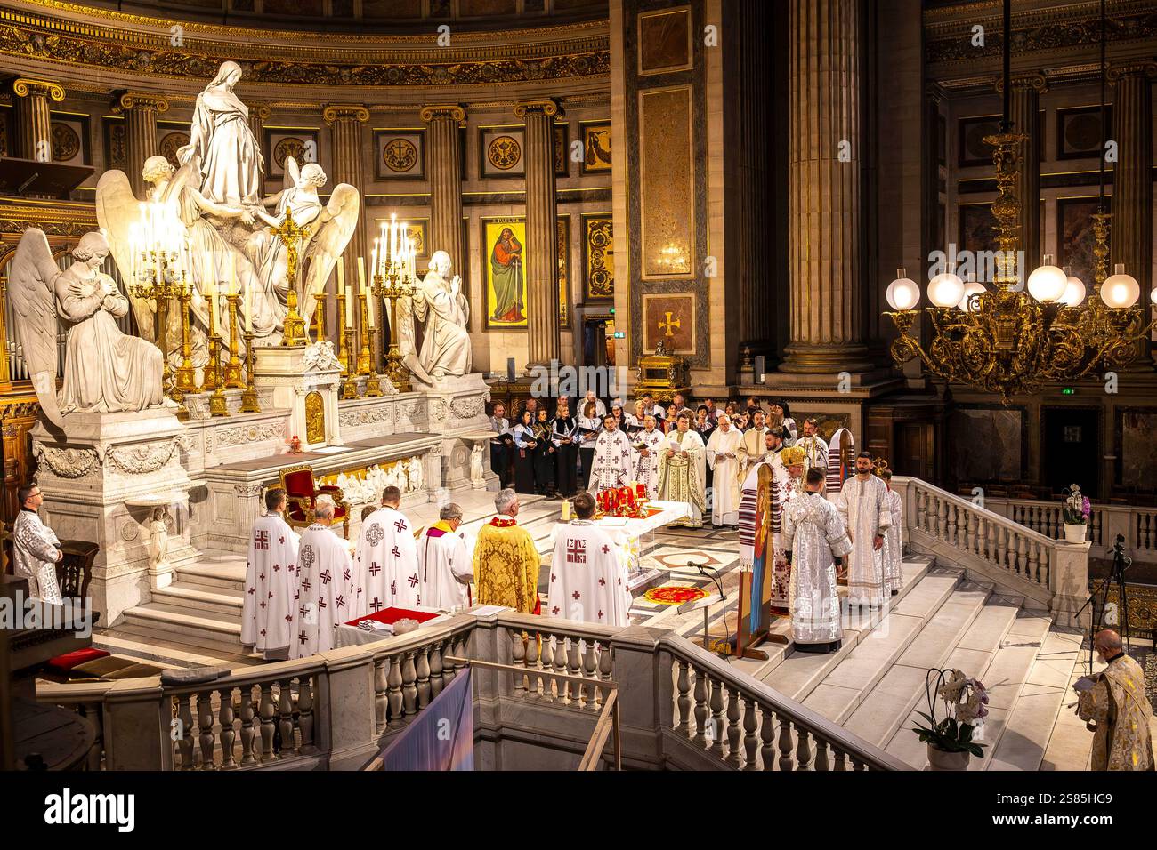 Liturgia commemorativa delle vittime dell'Holodomor (carestia) del 1932-1933 e della guerra russo-Ucraina iniziata nel 2014, Basilica della Madeleine, Parigi, Francia Foto Stock