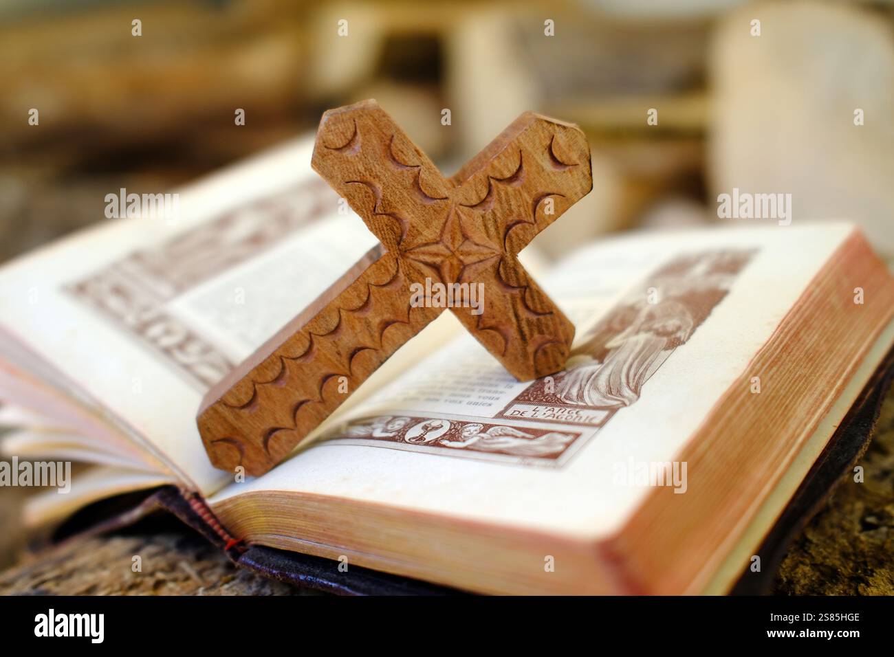 Simbolo religioso dell'antico Messale Romano con croce di legno, Francia Foto Stock