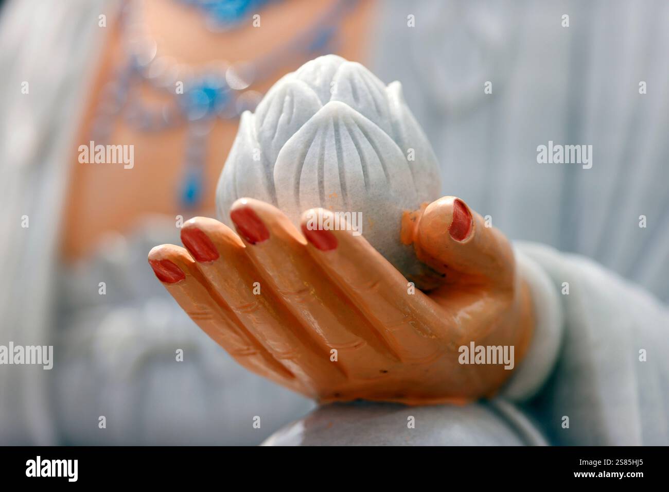 Fiore di mano e loto, Guan Yin (Quan Am) (Bodhisattva) (Dea della compassione), Pagoda Cau Dung, provincia di An Giang, Delta del Mekong, Vietnam Foto Stock