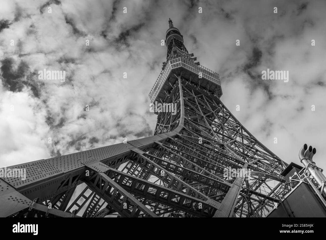 Vista della Tokyo Tower dalla sua base contro il cielo nuvoloso, Shibakoen, Minato City, Tokyo, Honshu, Giappone Foto Stock