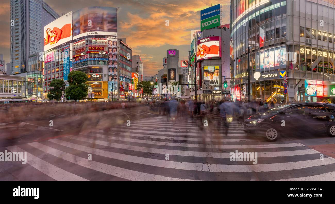 Vista delle persone che attraversano la strada più trafficata del mondo, Shibuya Scramble Crossing al tramonto, Minato City, Tokyo, Honshu, Giappone Foto Stock