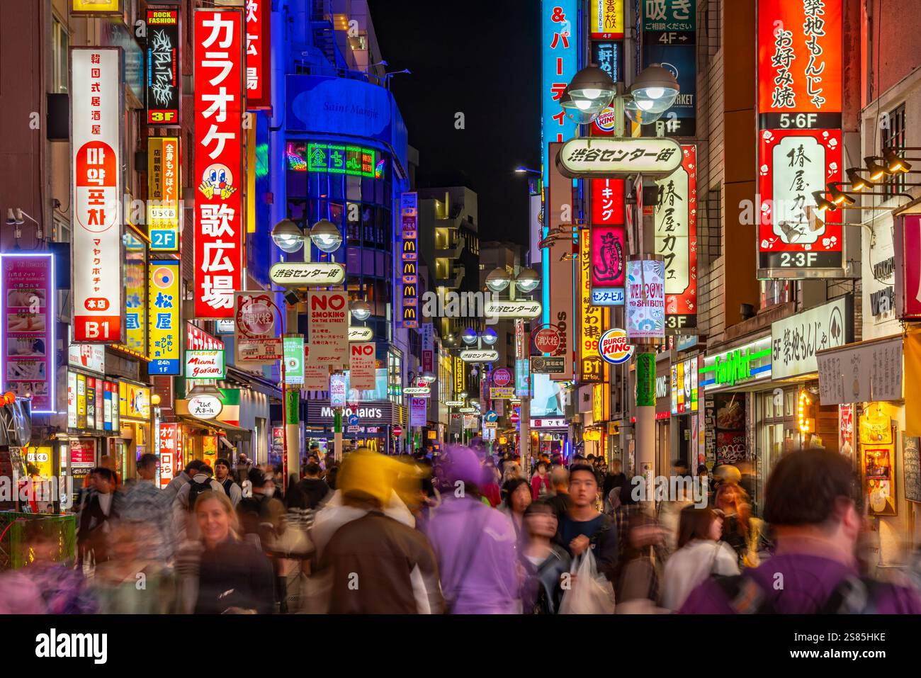 Vista notturna delle strade trafficate e delle luci al neon nel quartiere di Shibuya, Kamiyamacho, Shibuya City, Tokyo, Honshu, Giappone Foto Stock