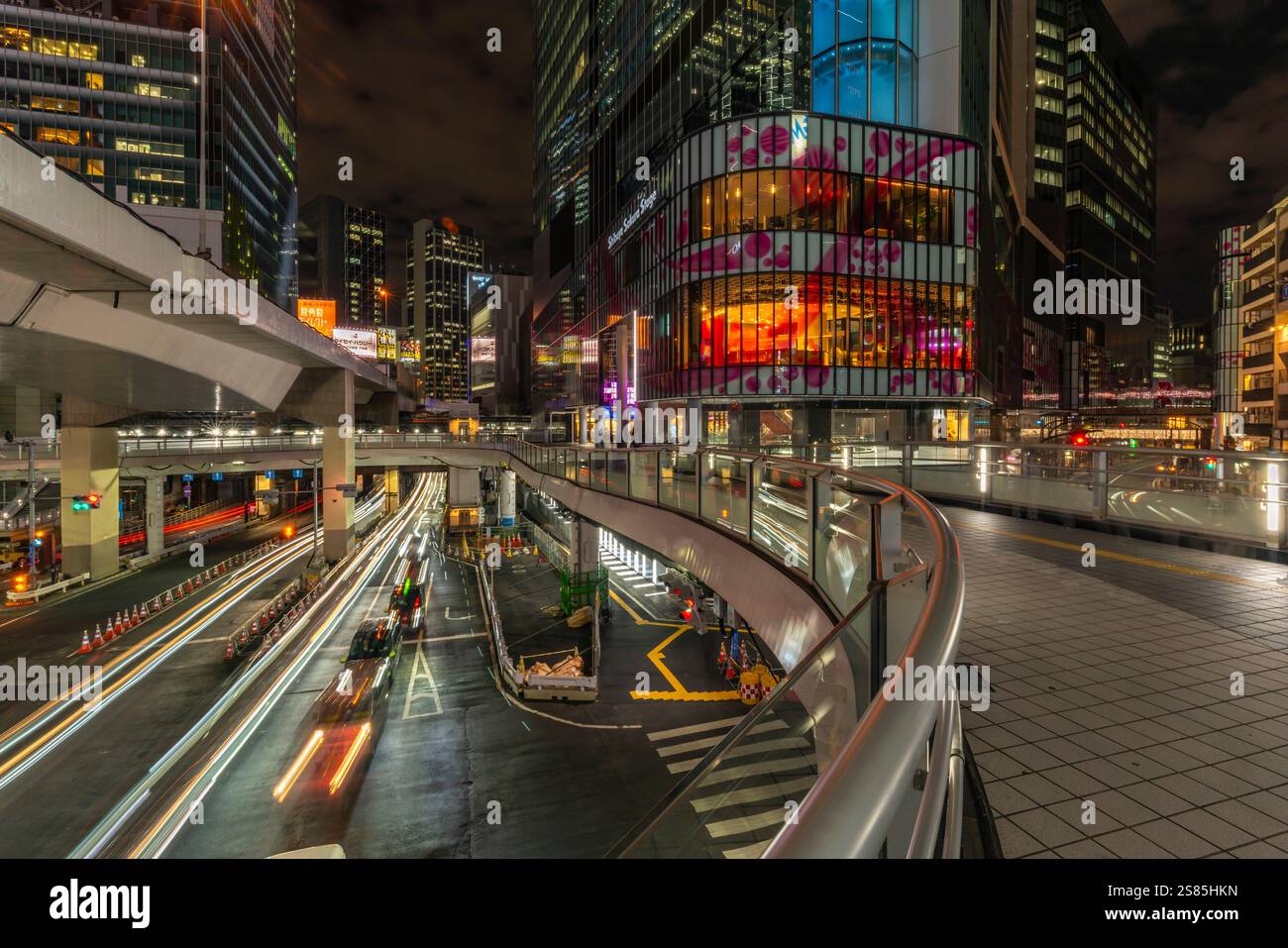 Vista notturna degli edifici e delle luci intorno alla stazione di Shibuya, del quartiere di Shibuya, di Kamiyamacho, della città di Shibuya, Tokyo, Honshu, Giappone Foto Stock