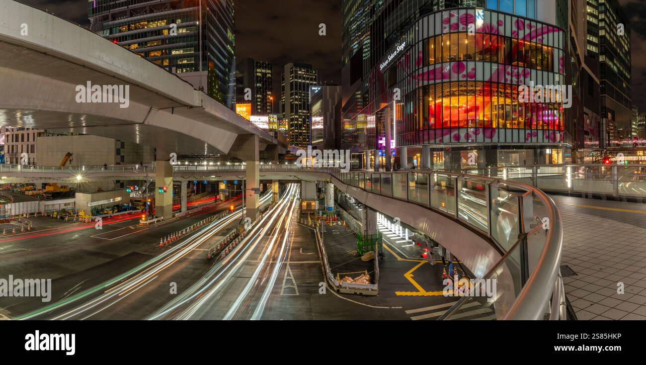 Vista notturna degli edifici e delle luci intorno alla stazione di Shibuya, del quartiere di Shibuya, di Kamiyamacho, della città di Shibuya, Tokyo, Honshu, Giappone Foto Stock