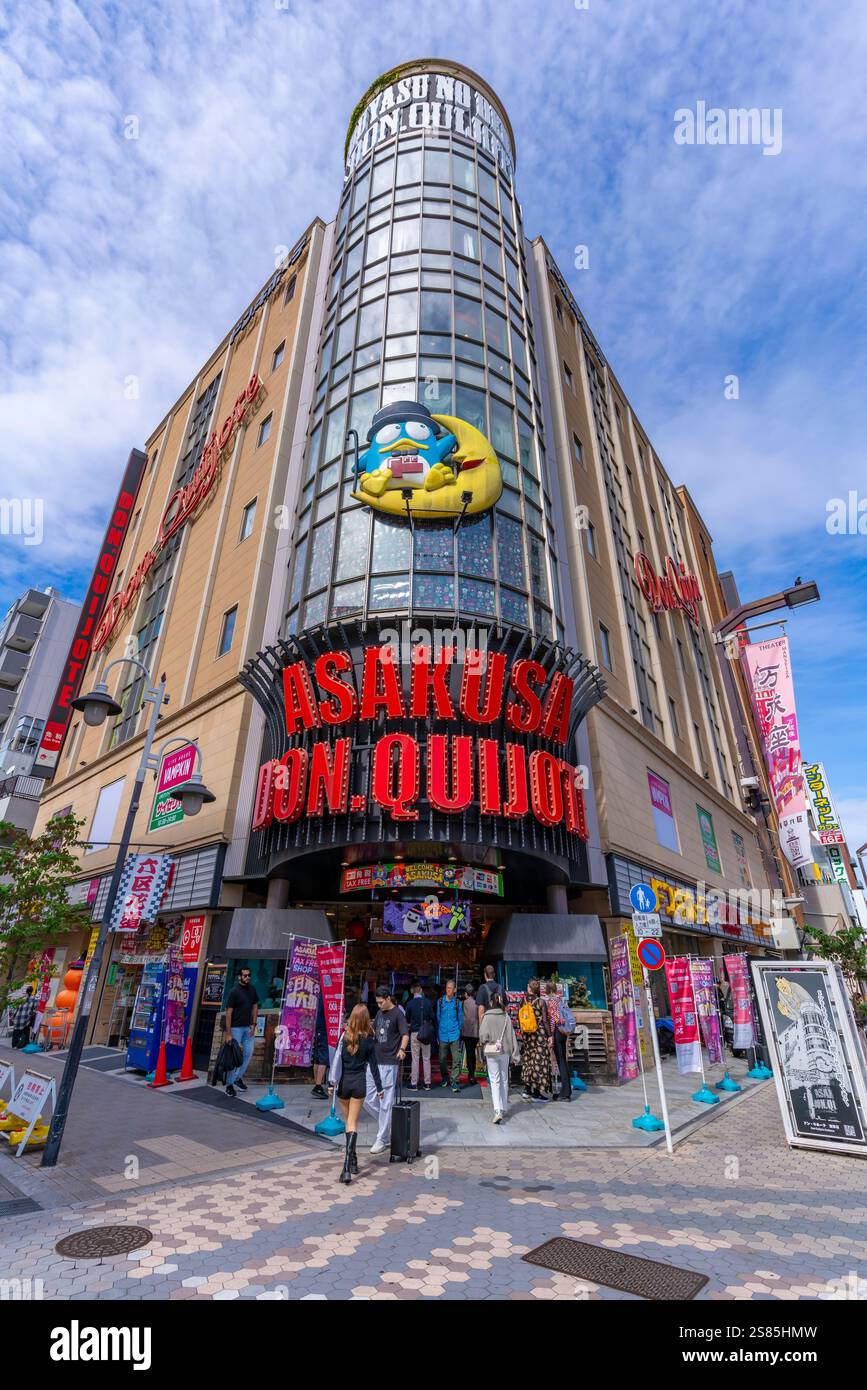 Vista dei negozi e degli edifici colorati di Asakusa, Taito City, Tokyo, Honshu, Giappone Foto Stock