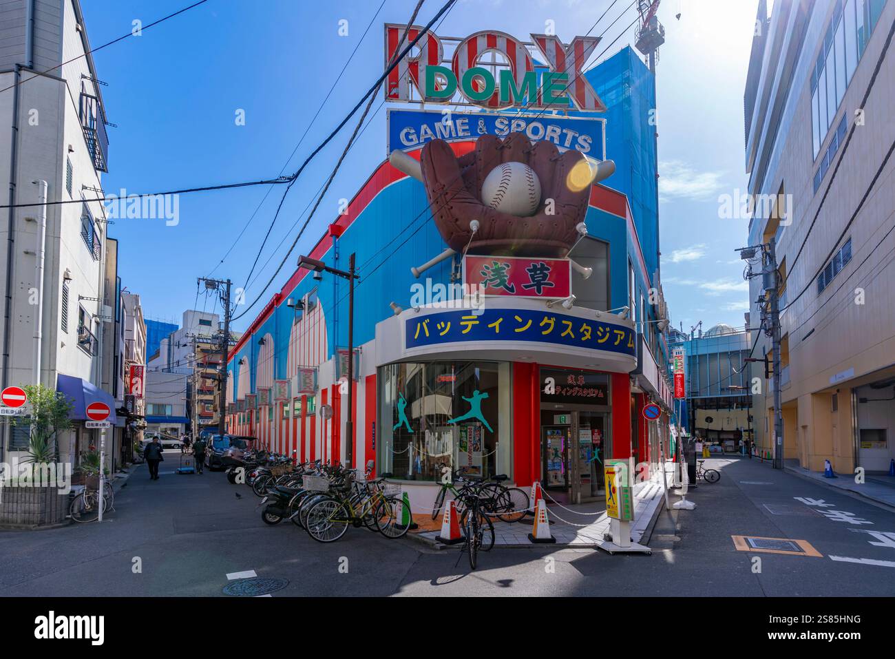 Vista dei negozi e degli edifici colorati di Asakusa, Taito City, Tokyo, Honshu, Giappone Foto Stock