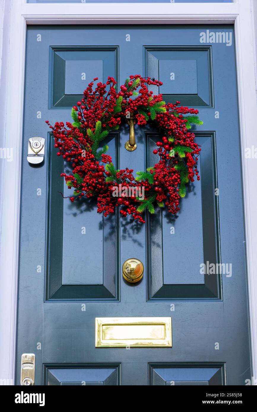 Christmas Wreath on Front Door, Londra, Inghilterra, Regno Unito Foto Stock