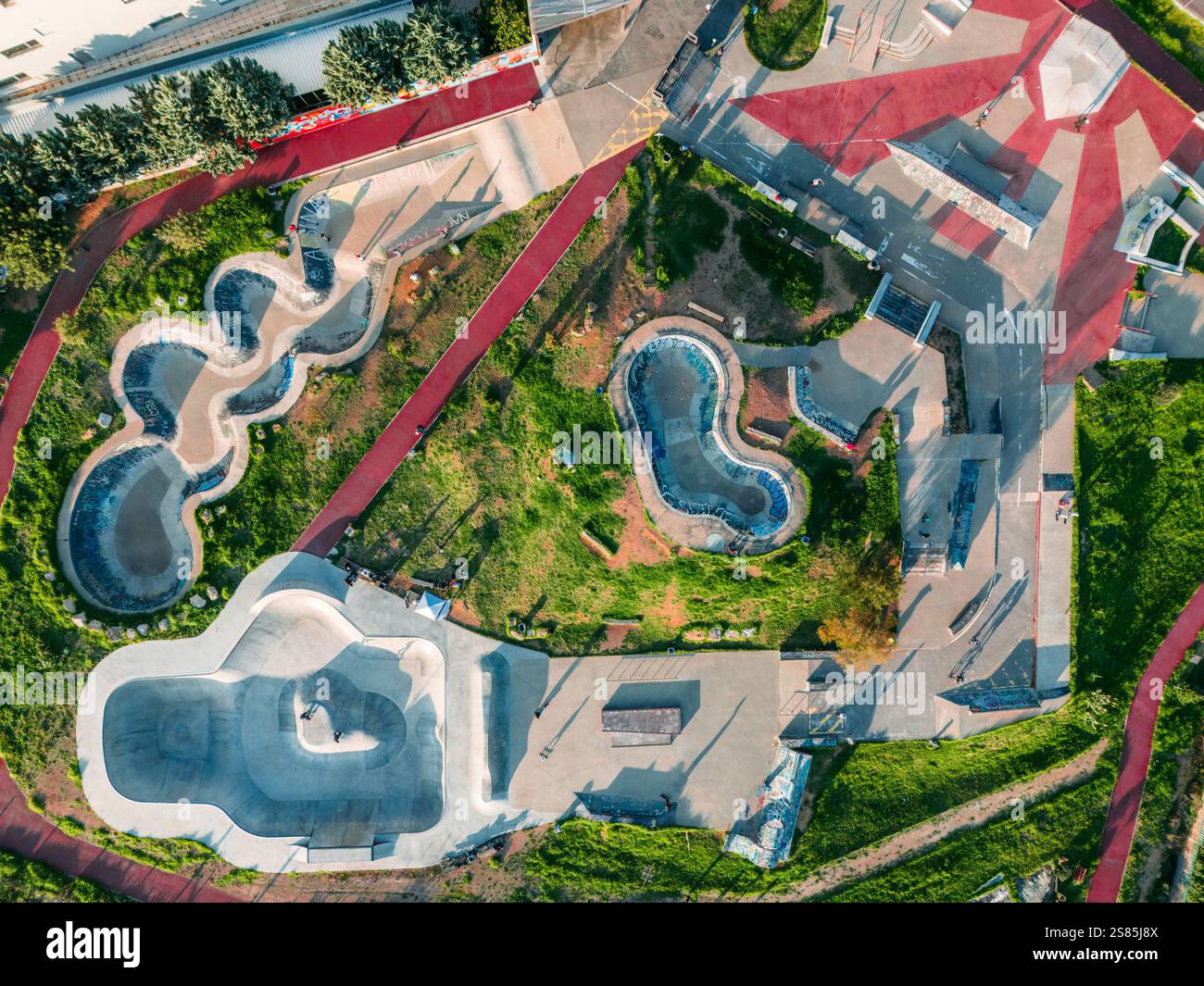 Vista aerea dall'alto verso il basso del Parque das Geracoes, parco per skateboard giovanile, Sao Joao do Estoril, Portogallo Foto Stock
