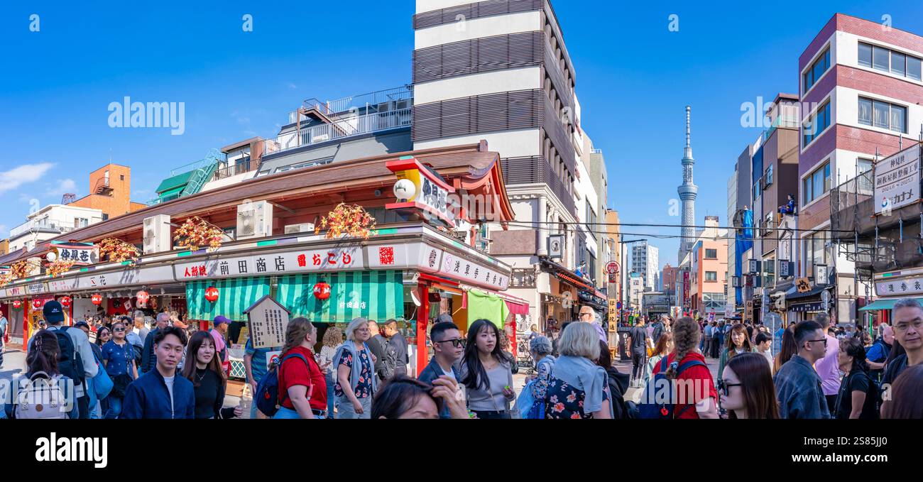 Vista di via Nakamise-dori, ingresso al Tempio senso-ji e Tokyo Skytree, Asakusa, Taito City, Tokyo, Honshu, Giappone Foto Stock