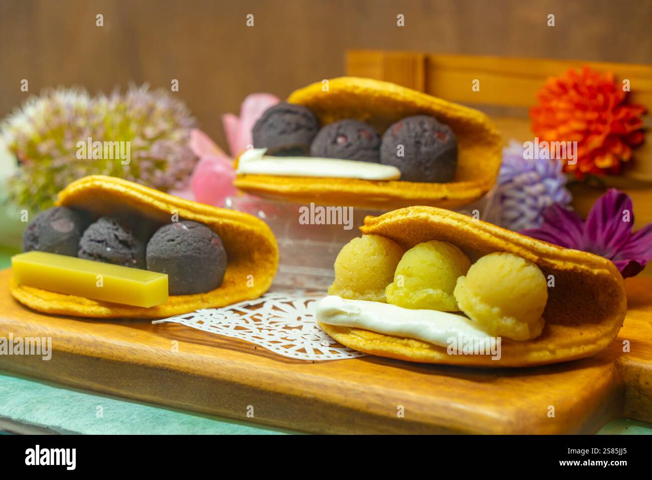 Vista dei tradizionali dolci giapponesi in vetrina, Asakusa, Taito City, Tokyo, Honshu, Giappone Foto Stock
