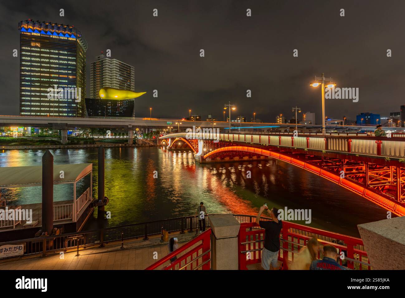 Vista notturna del Ponte di Azuma e del fiume Sumida, Asakusa, Taito City, Tokyo, Honshu, Giappone Foto Stock