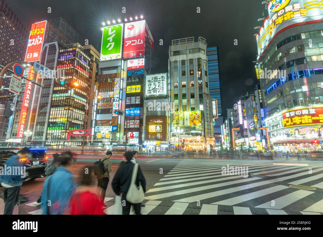 Vista della via illuminata al neon Kabukicho e degli incroci notturni, della città di Shinjuku, Kabukicho, Tokyo, Honshu, Giappone Foto Stock