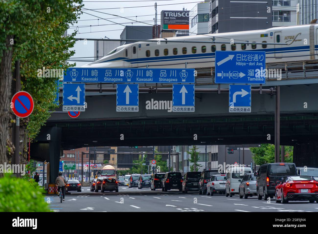 Vista del treno superveloce che passa sul ponte con il traffico cittadino, Minato City, Tokyo, Honshu, Giappone Foto Stock