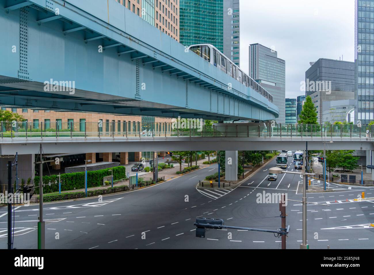 Vista dell'intricato attraversamento della rete ferroviaria e stradale, Minato City, Tokyo, Honshu, Giappone Foto Stock