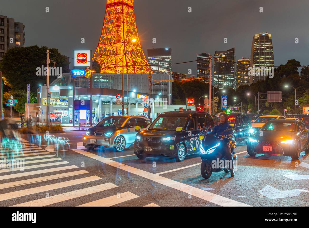 Vista della Torre di Tokyo e del traffico cittadino di notte, Minato City, Tokyo, Honshu, Giappone Foto Stock