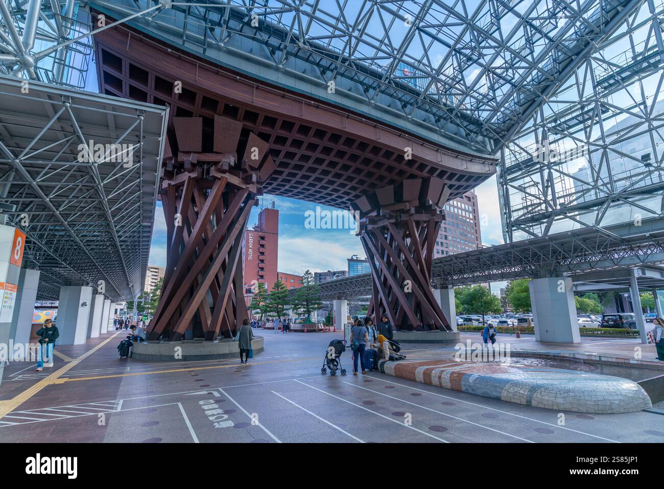 Ingresso a forma di torii alla stazione di Kanazawa, progettato dagli architetti Sejima e Nishizawa, Kanazawa City, Ishikawa Prefecture, Honshu, Giappone Foto Stock