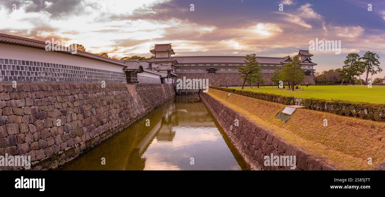 Vista della porta di Hashizume-mon, del castello di Kanazawa, della città di Kanazawa, della prefettura di Ishikawa, Honshu, Giappone Foto Stock