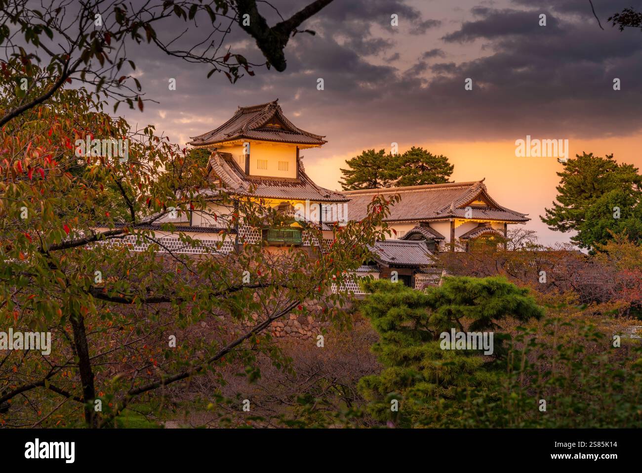 Vista della porta di Nezumita-mon, ingresso al Castello di Kanazawa e al Parco al tramonto, città di Kanazawa, prefettura di Ishikawa, Honshu, Giappone Foto Stock