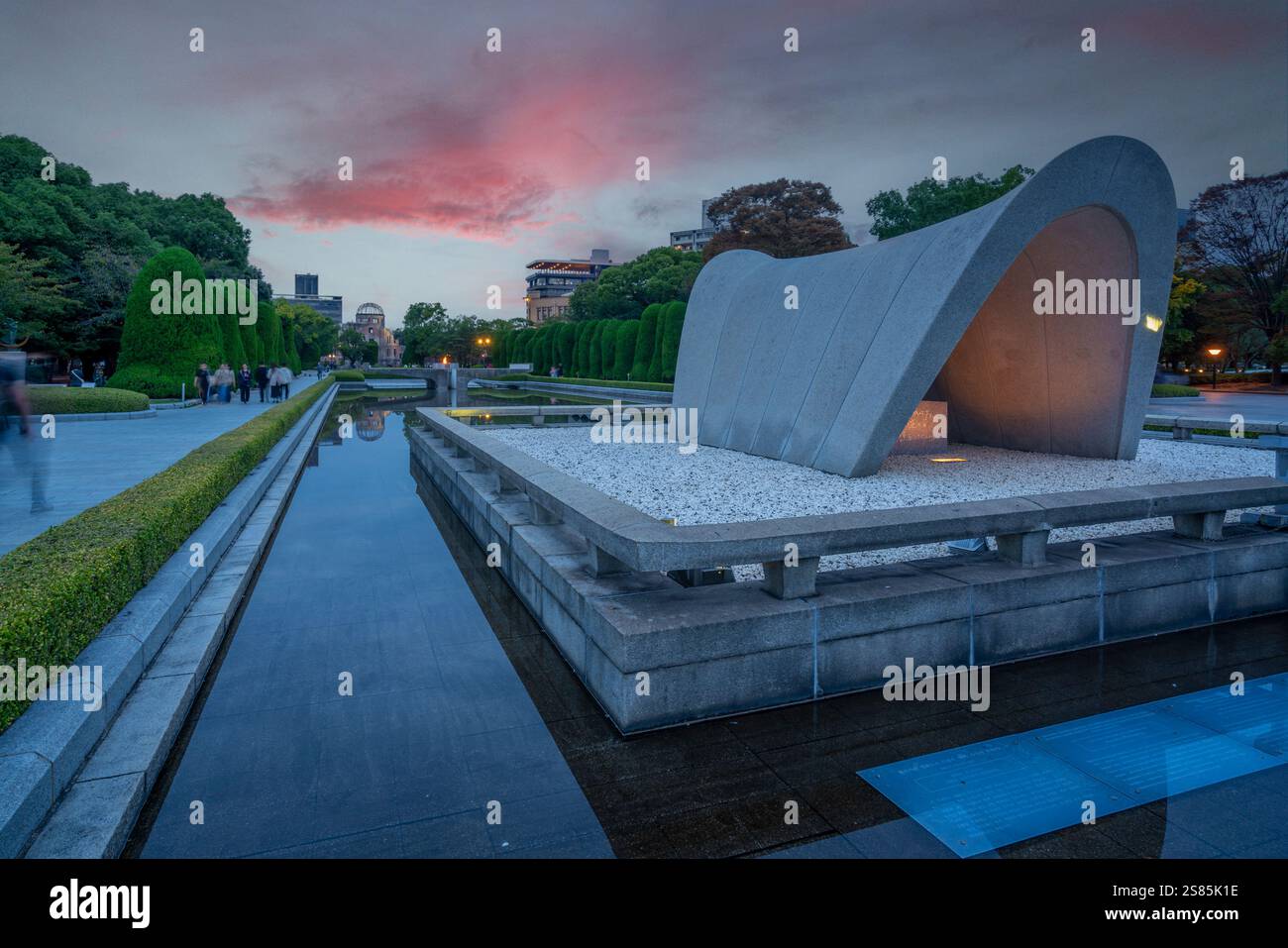 Il cenotafio del Memoriale delle vittime di Hiroshima nello stagno della pace, il Memoriale della pace di Hiroshima, UNESCO, Hiroshima, Honshu, Giappone Foto Stock