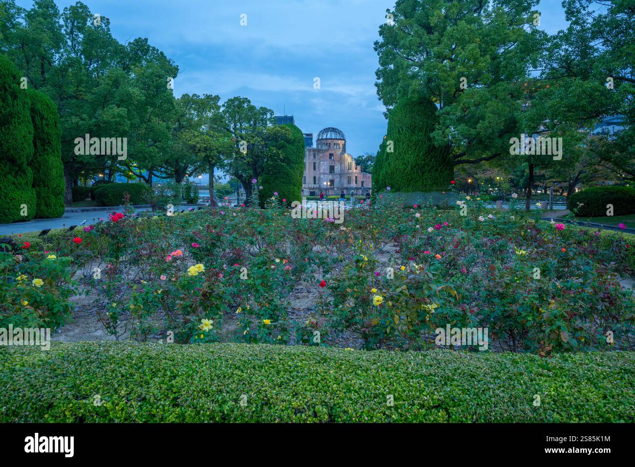 Vista delle rovine scheletriche della cupola A-Bomb dal Memoriale della pace di Hiroshima, UNESCO, Hiroshima, Honshu, Giappone Foto Stock