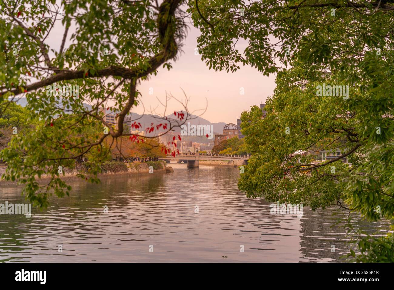 Vista delle rovine scheletriche della cupola A-Bomb, dell'Hypocenter, del Memoriale della pace di Hiroshima, dell'UNESCO, di Hiroshima, Honshu, Giappone Foto Stock