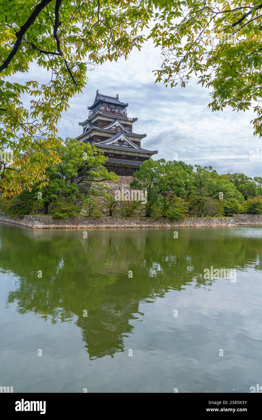 Vista del castello di Hiroshima, con museo, riflesso a Moat, Motomachi, Naka Ward, Hiroshima, Honshu, Giappone Foto Stock