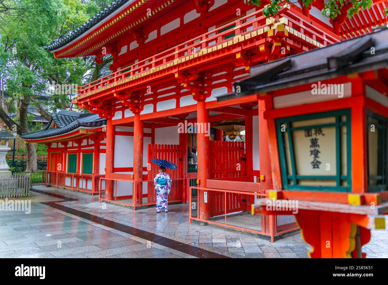 Vista della Geisha a Yasaka Jinja Nishiromon Gate (Western Tower Gate) Gionmachi Kitagawa, Higashiyama Ward, Kyoto, Honshu, Giappone Foto Stock