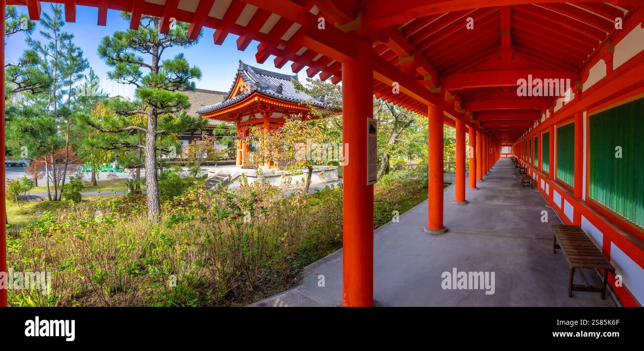 Shoro (Bell Building) e tunnel per Rengeoin Todaimon (Grand East Gate) nel Tempio di Sanjusangendo, Sanjusangendomawari, Kyoto, Honshu, Giappone Foto Stock