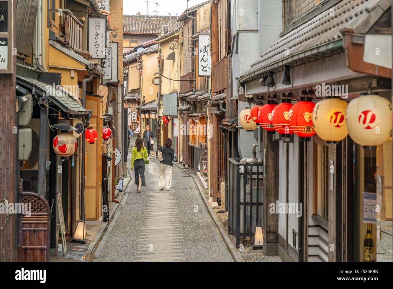Vista di una strada stretta con lanterne giapponesi nel Nakagyo Ward, Nabeyacho, Kyoto, Honshu, Giappone Foto Stock