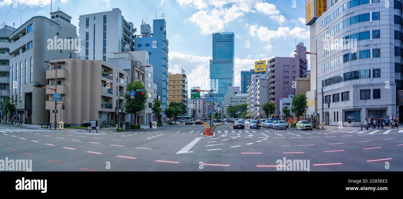 Vista della scena di strada e del tempio nell'area di Shinsekai, Osaka, Honshu, Giappone Foto Stock