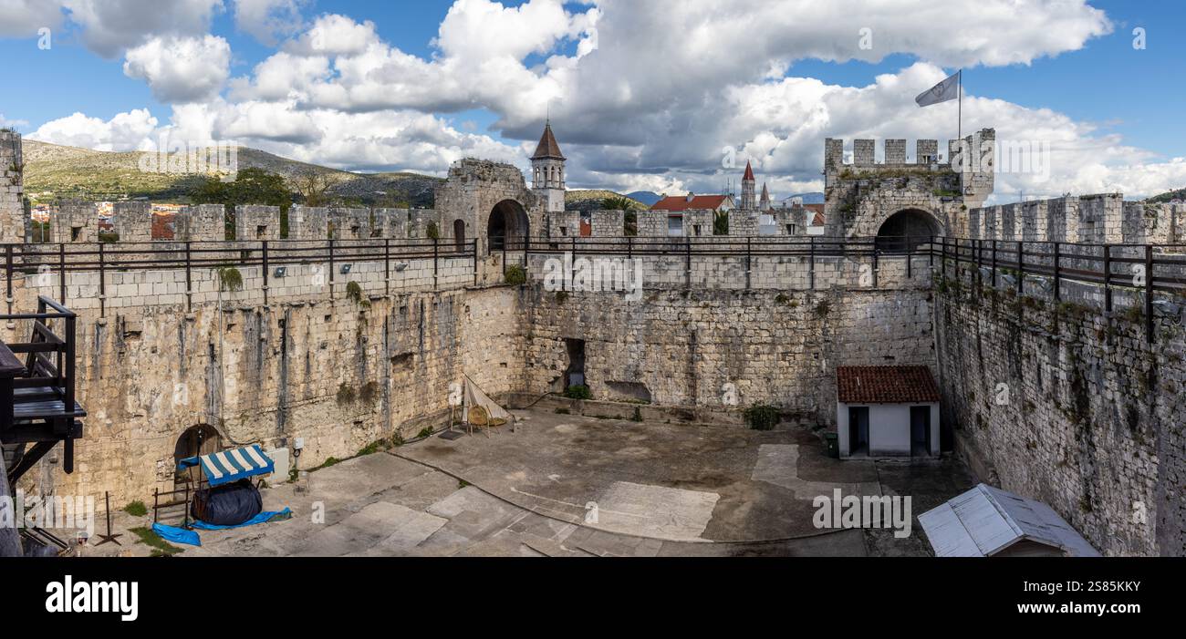 Fotografía panorámica del Interior del Castillo de Camarlengo, situado al final del Paseo Marítimo. Trogir, Croacia Foto Stock